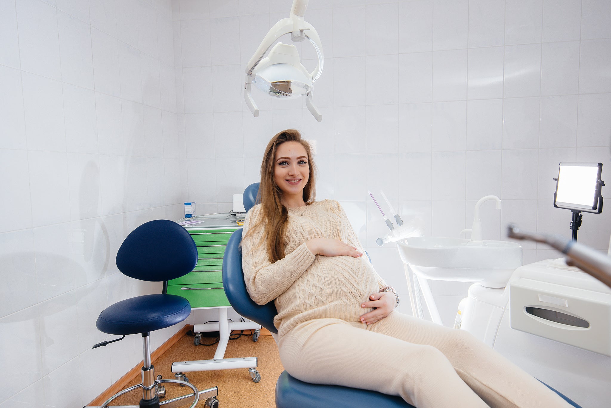 Woman-pregnant-visiting-dentist
