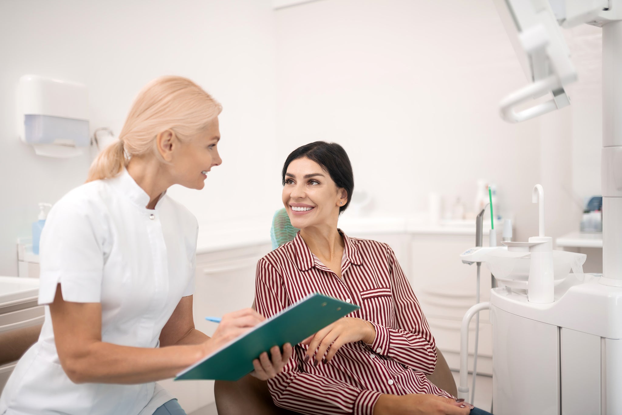 OCP-Dentist-motivates-communicating-with-the-patient