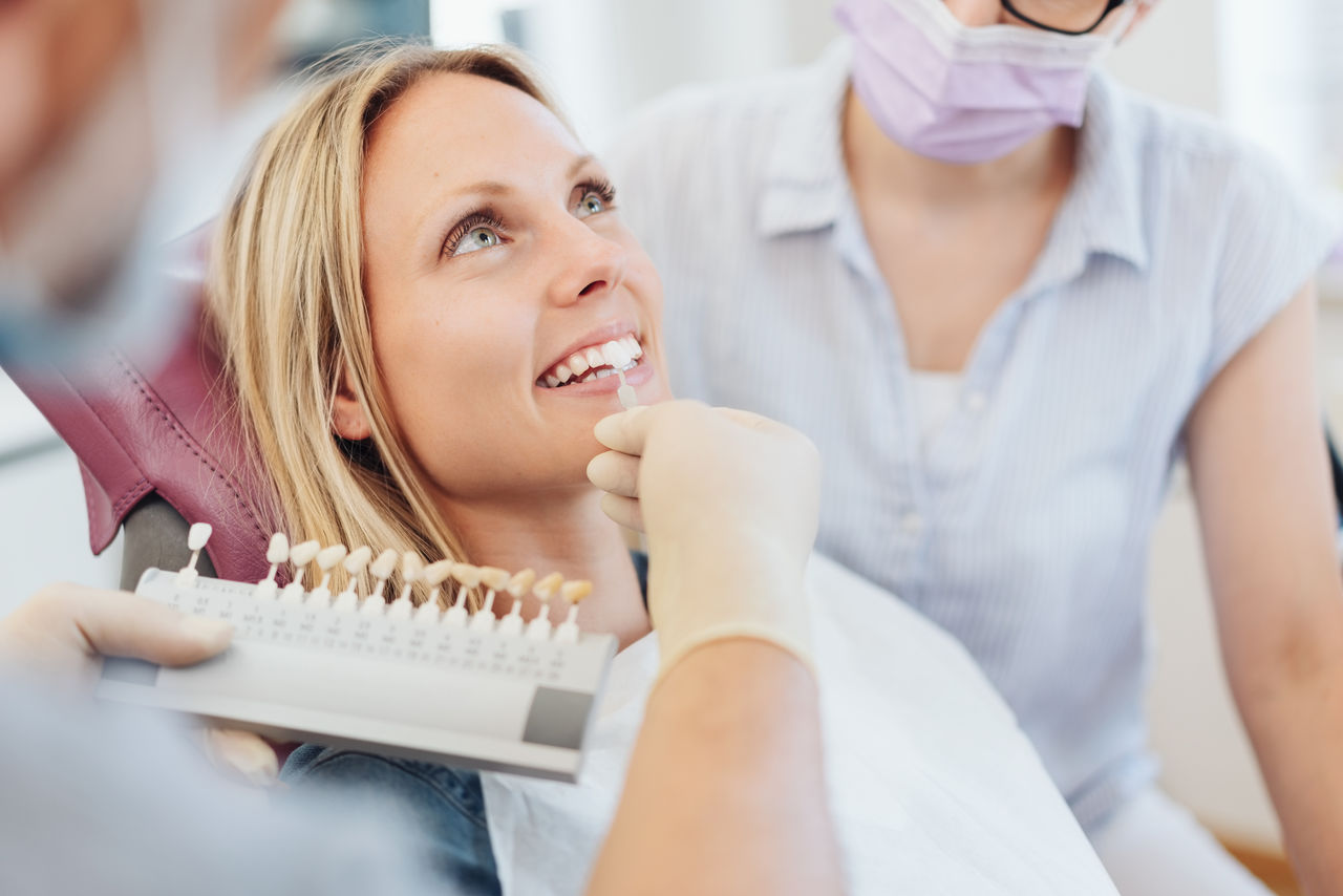 Sbiancamento Denti: cause, effetti e tecniche